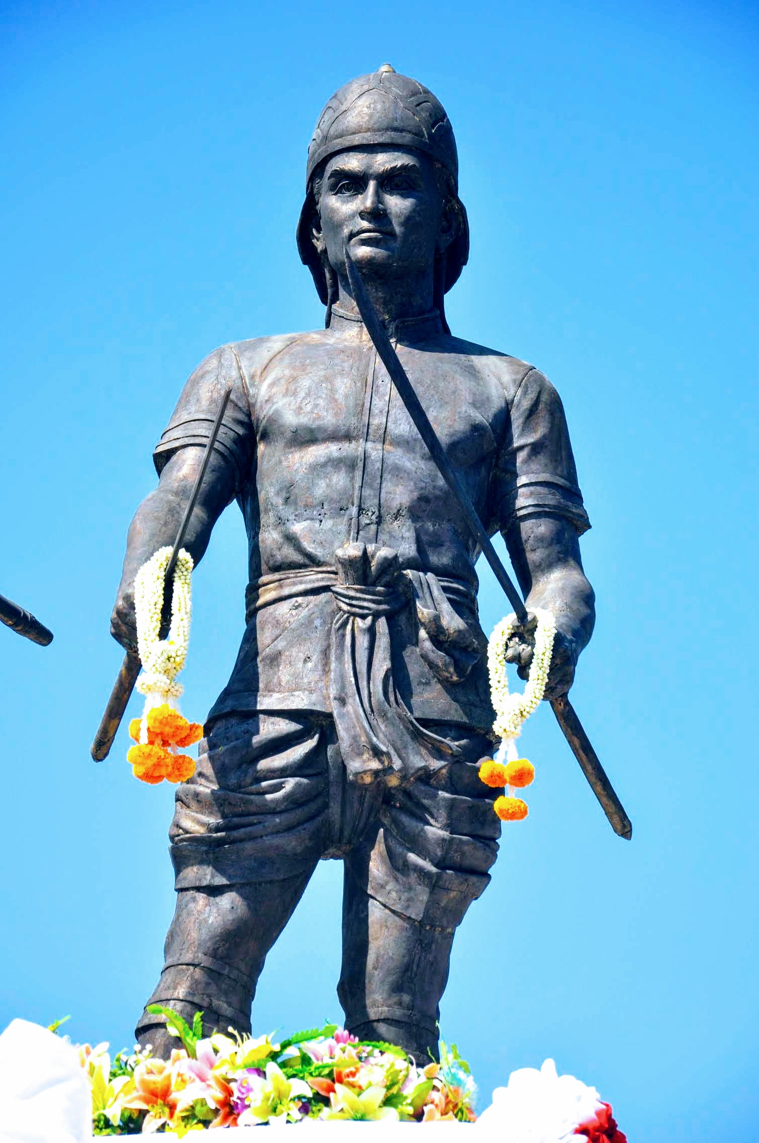 อนุสาวรีย์พระยาพิชัยดาบหัก ณ วัดคุ้งตะเภา จังหวัดอุตรดิตถ์ ภาพโดย Tmd จาก Wikimedia Commons สัญญาอนุญาต CC BY-SA 4.0